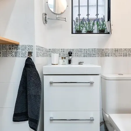Heritage Hideaway: A Step Back In Time Apartment Marbella